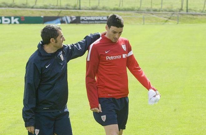 Ernesto Valverde y Aritz Aduriz, durante un entrenamiento del Athletic.
