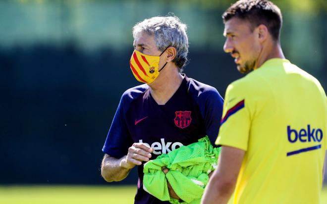 Quique Setién, junto a Lenglet, con mascarilla (Foto: FC Barcelona).