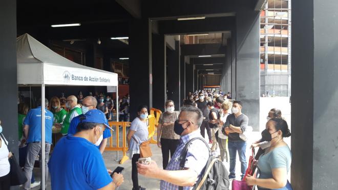 Reparto de alimentos en Mestalla