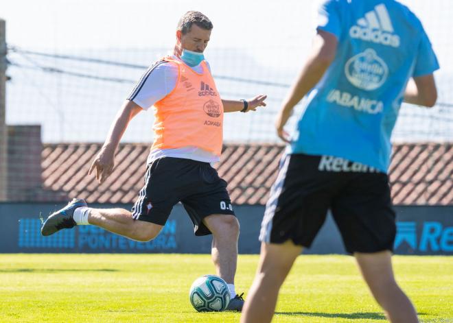 Óscar García golpea el balón (Foto: LaLiga).