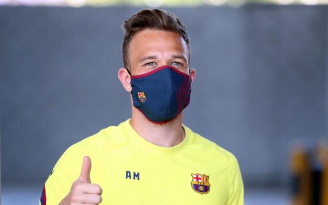 Arthur Melo posa con la mascarilla del Barcelona (Foto: FCB).