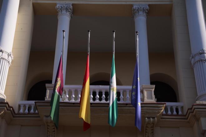 Las banderas del Ayuntamiento ya están a media asta (Foto: Ayuntamiento de Málaga).