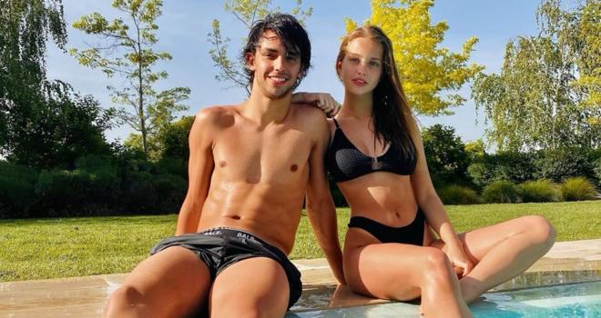 Joao Félix posa en la piscina con su novia, Margarida Corceiro (Foto: Instagram).