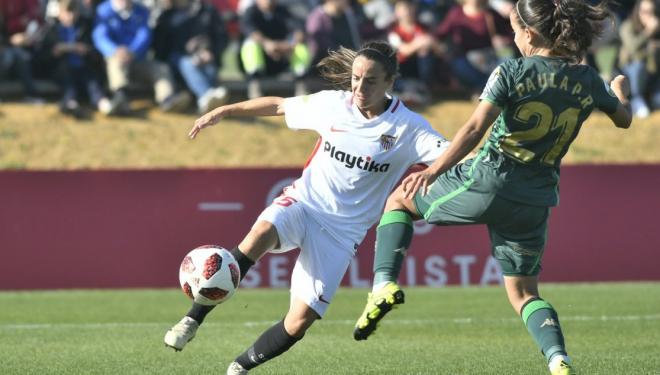 Amparito, disputa un balón durante un partido con el Sevilla FC Femenino ante el Betis.