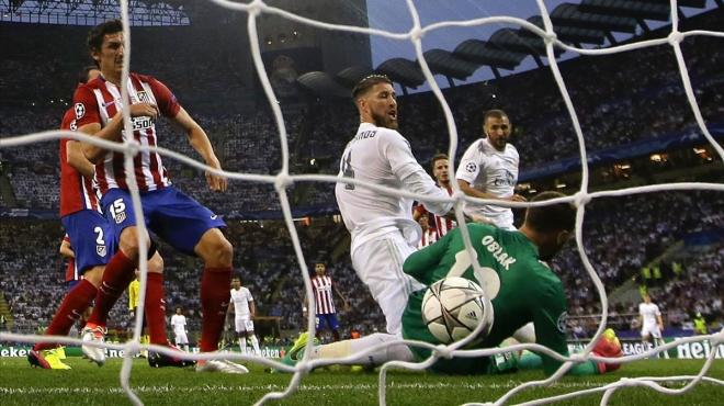 Sergio Ramos anota su gol en la final de la Champions League de 2016 ante el Atlético de Madrid.