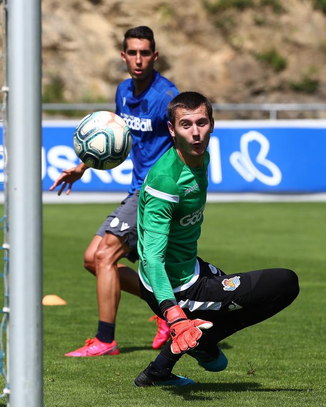 Roberto López prueba el disparo ante Gaizka Ayesa en un entrenamiento en Zubieta(Foto: Real Sociedad).