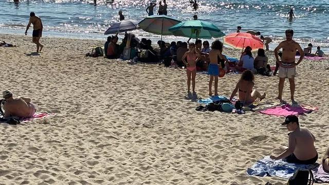 Grupo de personas en la playa de Samil. (Foto: Nius)