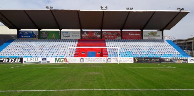 Estadio del CD Calahorra con los asientos del 'viejo' Anoeta (Foto: nuevecuatrouno.com).