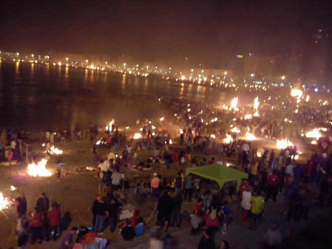 Hogueras de San Juan en la playa de Riazor en A Coruña