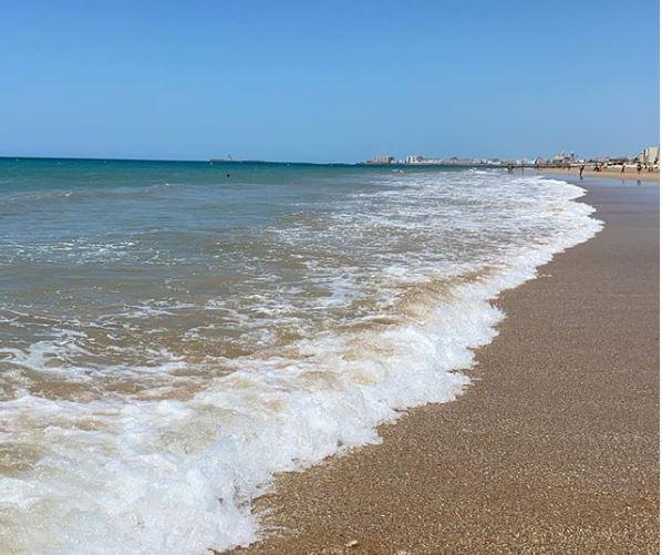 La playa de La Victoria en el primer día de la temporada de baño en Cádiz.