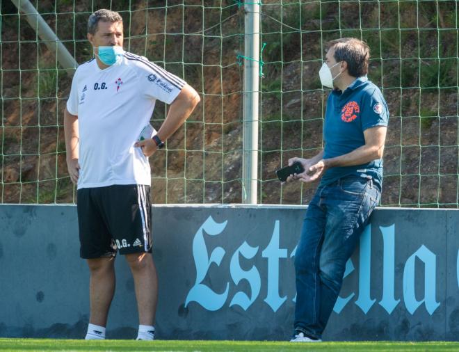 Miñambres y Óscar García charlan durante el entrenamiento del Celta (Foto: RCCV).