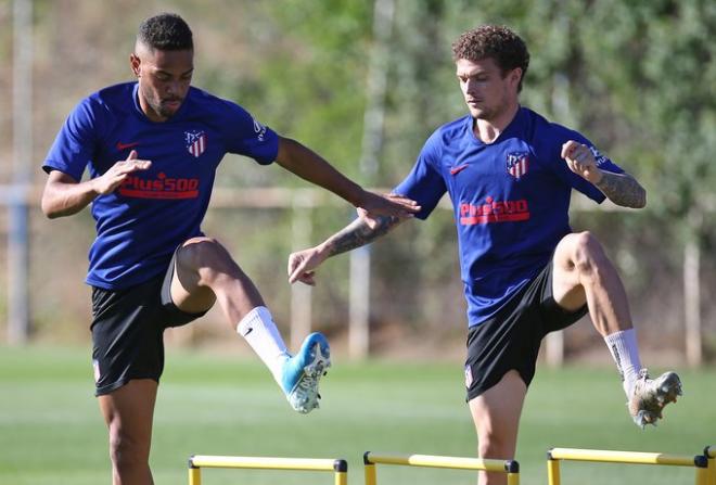 Renan Lodi y Kieran Trippier en el entrenamiento del Atlético de Madrid.