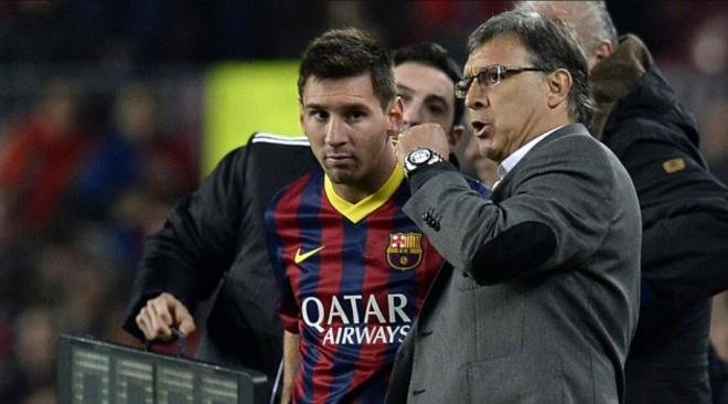 El Tata Martino da instrucciones a Leo Messi durante un partido.