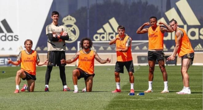 Gareth Bale simula golpear una pelota de golf en el entrenamiento del Real Madrid.