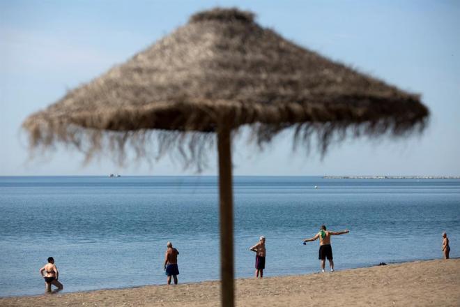 Varios bañistas, en una playa de Málaga (Foto: EFE).