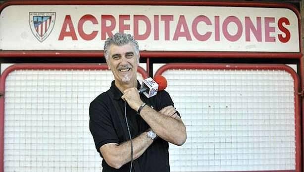 Jose Iragorri, Hoss, ante el campo de San Mamés micrófono en mano.