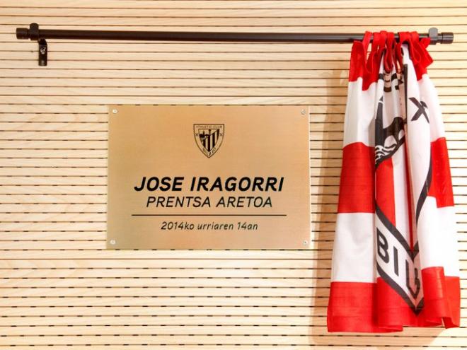 La placa dedicada a Jose Iragorri en la sala de prensa del campo de San Mamés (Foto: Athletic Club).
