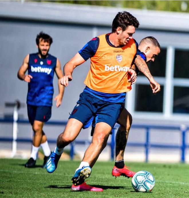 Vukcevic en el entrenamiento del viernes. (Foto: Levante UD)