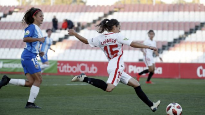 Amparito se lleva el balón en un partido con el Sevilla FC Femenino (Foto: LaLiga.es).