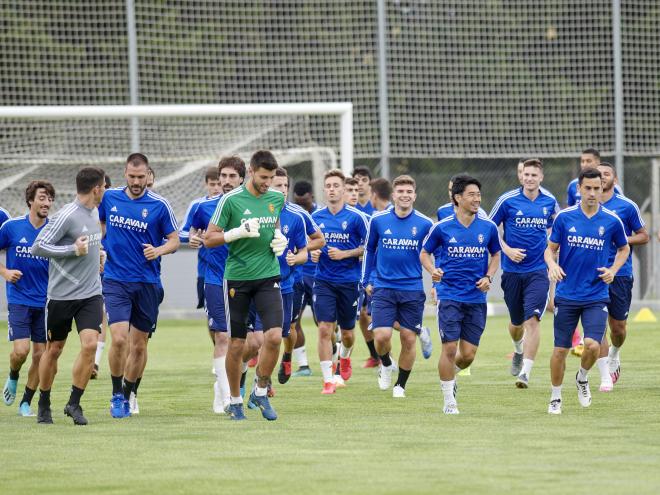 Eguaras en el grupo en el entrenamiento del Real Zaragoza (Foto: Tino Gil/Real Zaragoza).