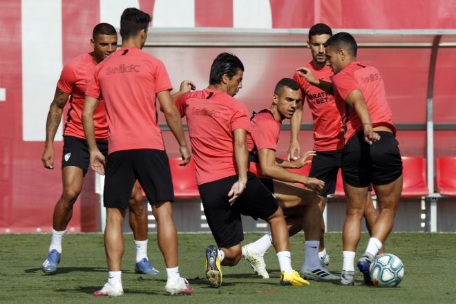 Los jugadores del Sevilla, en el entrenamiento de este lunes.