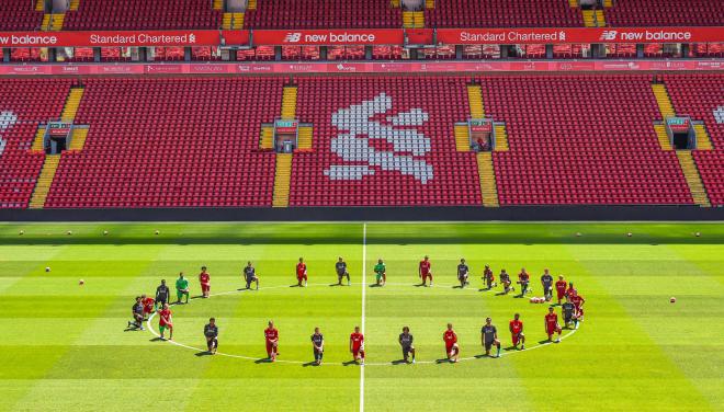 Los jugadores del Liverpool se arrodillan sobre el césped de Anfield para pedir justicia para Geor