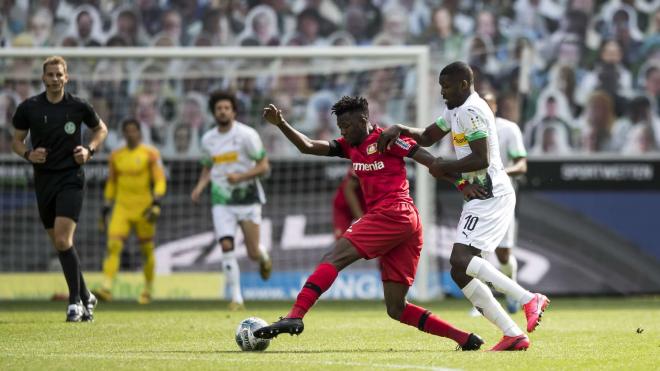 Tapsoba intenta llevarse un balón en un lance durante un partido (Foto: Bayer Leverkusen).