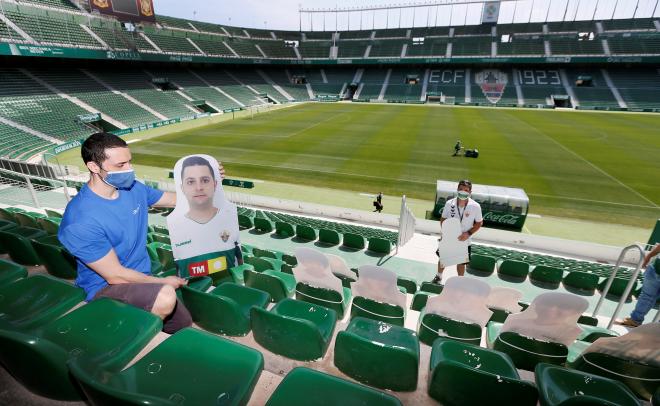 El Elche tendrá siluetas de sus aficionados en el Martínez Valero (Foto: EFE).