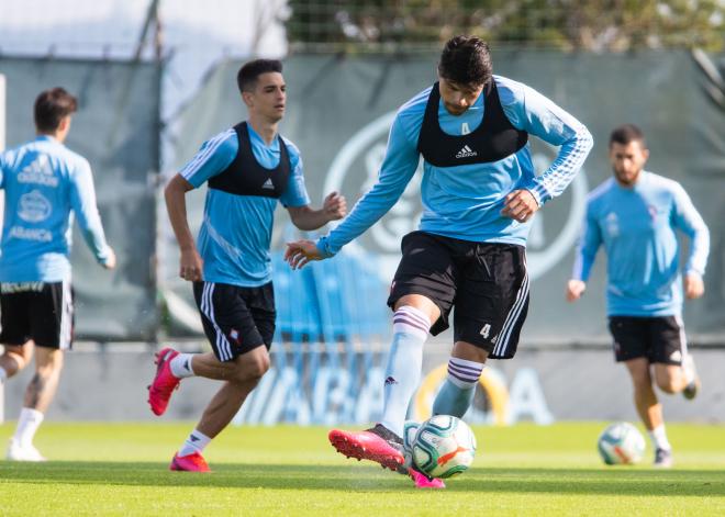 Araujo tocando el balón (Foto: LaLiga).