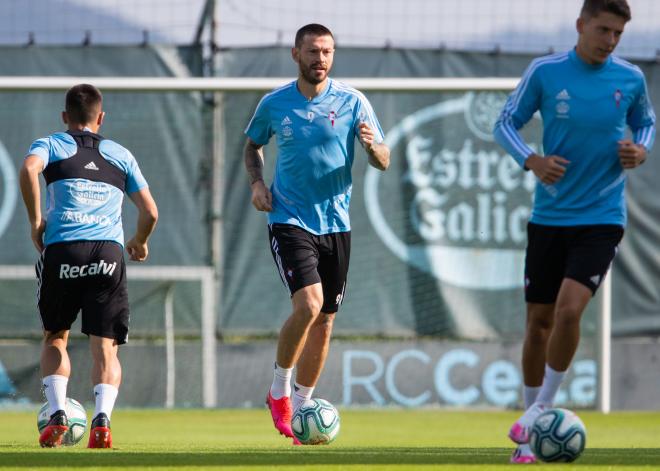 Bradaric conduciendo un balón (Foto: LaLiga).