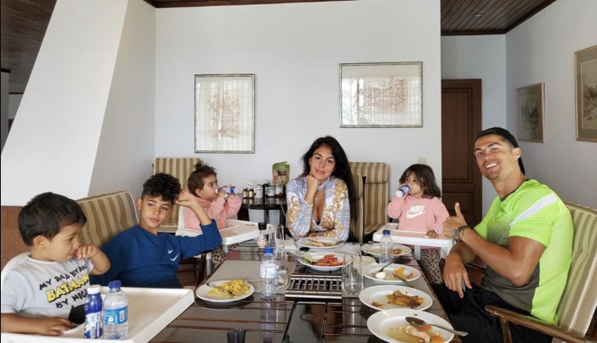 Cristiano Ronaldo y Georgina Rodríguez, comiendo con sus cuatro hijos (Foto: @Cristiano).