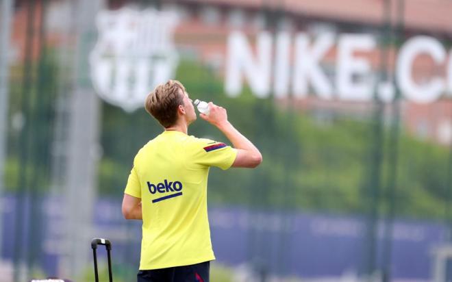 De Jong bebe agua en el entrenamiento del Barça (Foto: FCB).