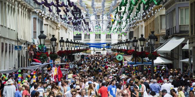 Calle Larios, durante la Feria de Málaga (Foto: EFE).