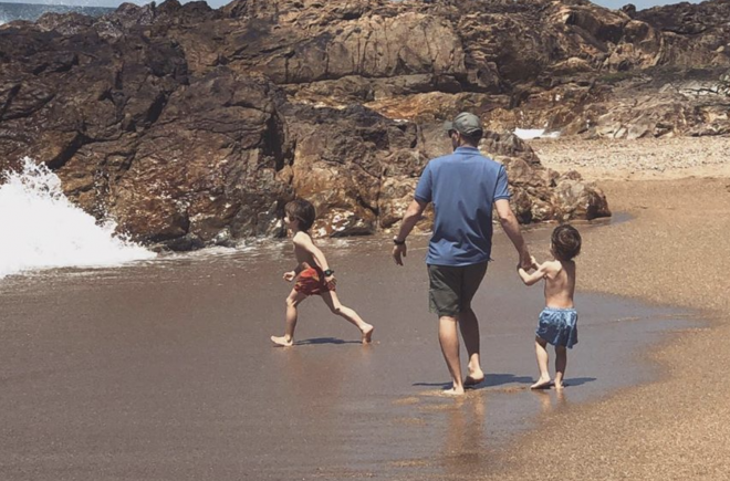 Iker Casillas, en la playa junto a sus hijos Lucas y Martín (Foto: @ saracarbonero).