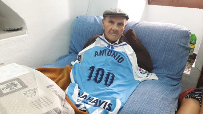Antonio, en su domicilio, con la camiseta del Málaga (Foto: @MalagaDyE).