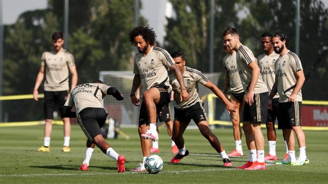 Marcelo controla el balón en una sesión del Real Madrid (Foto: RM).