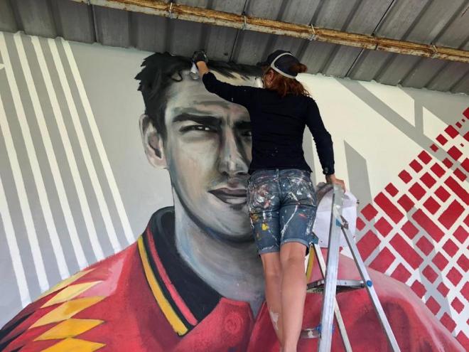 La artista pinta el mural de Jorge Otero