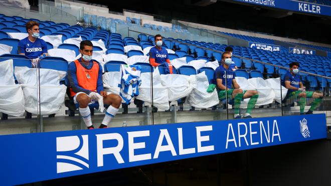 Los jugadores de refuerzo del Sanse, en las gradas del Reale Arena (Foto: Real Sociedad).