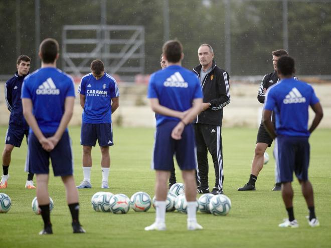 Víctor Fernández da instrucciones en un entrenamiento del Real Zaragoza. (Foto: Tino Gil)