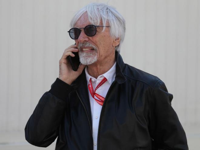 Bernie Ecclestone realiza una llamada en el 'paddock'.
