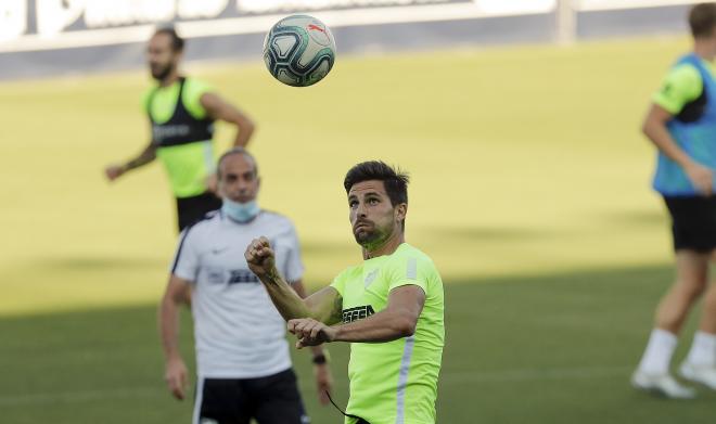Adrián salta por un balón en un entrenamiento (Foto: LaLiga).