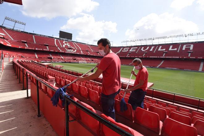 Equipo de trabajo del Sevilla que limpia las zonas comunes del estadio Sánchez-Pizjuán. (Foto: Kiko Hurtado).