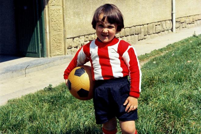 En Bizkaia el amor al Athletic va de serie: aquí el periodista de COPE José Ángel Peña de niño.