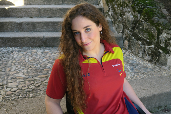Loida Zabala posa con el uniforme de la selección española de halterofilia paralímpica.