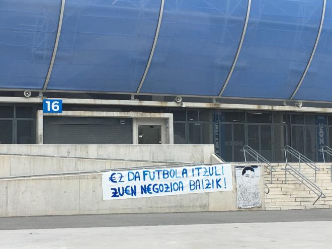 Pancarta que ha sido colocada en las cercanías del Reale Arena (Foto: A.M.)