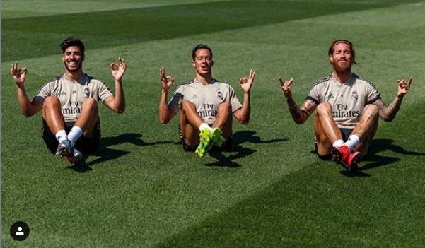 Asensio, Lucas Vázquez y Sergio Ramos imitan la celebración de Haaland en un entrenamiento de Zidane.