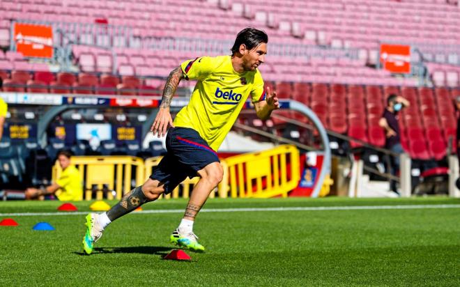 Leo Messi pisa el césped del Camp Nou (Foto: FCB).