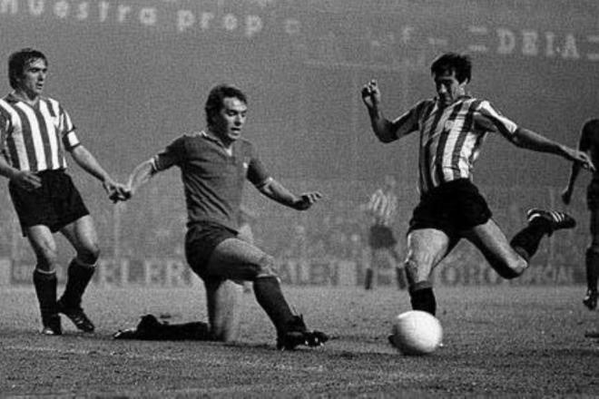 Carlos Ruiz remata ante la Juve en San Mamés en la final de la Copa de la UEFA de 1977.