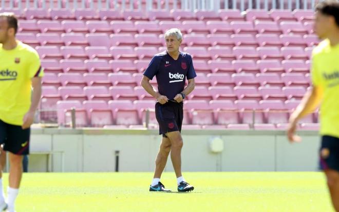 Quique Setién dirige al equipo en el Camp Nou (Foto: FCB).