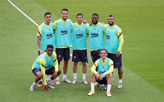 Busquets, Sergi Roberto, Umtiti, Arturo Vidal, Junior y Griezmann, en una sesión del Barcelona (Fo